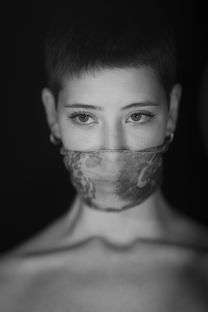 为什么有的人黑眼珠斜？