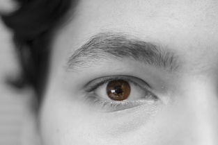 看电视后眼睛红？医生教你三步排查，别让电子眼病盯上你！